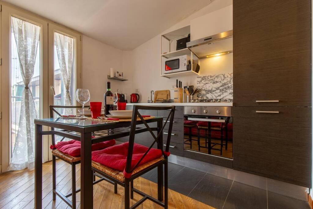 Unique & Strategic Flat, 50m From M4 Station Appartement *